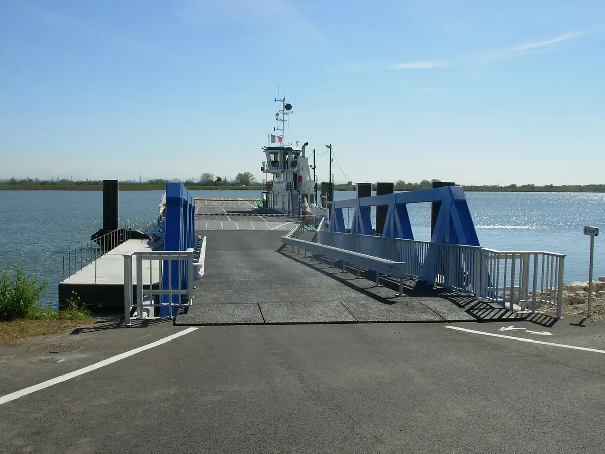 La rampe d'embarquement du bac de Barcarin et ses barrières