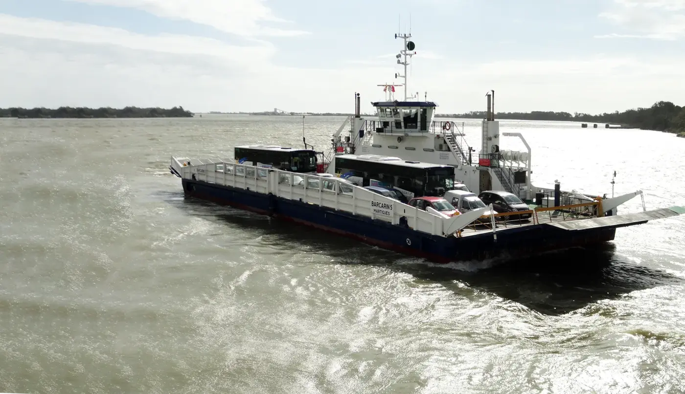 Un bac de Barcarin en traversée sur le Rhône