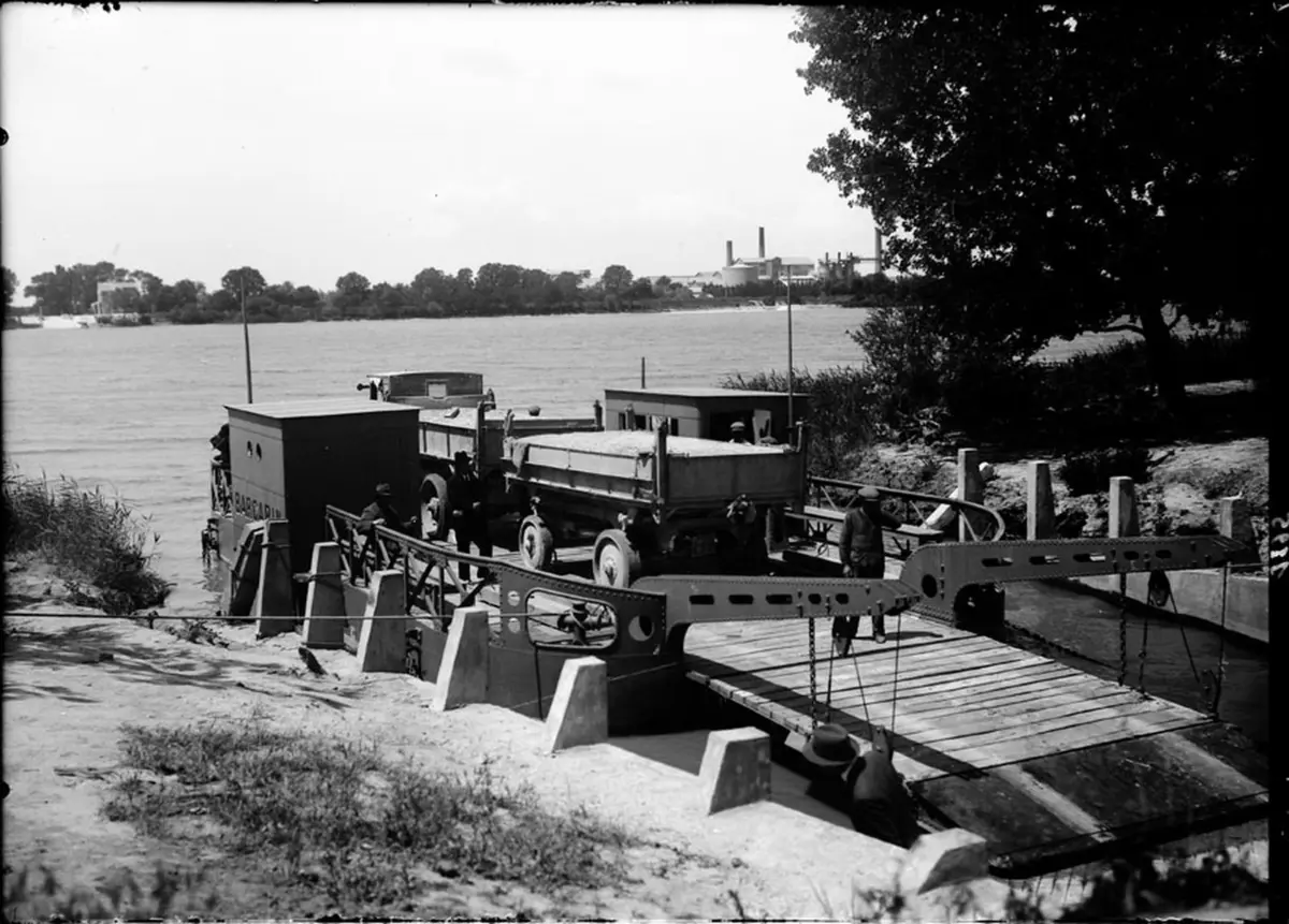 Photographie ancienne : embarquement d'un camion sur le bac Barcarin 1
