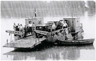 Photographie ancienne : véhicules et passagers à bord du bac de Barcarin