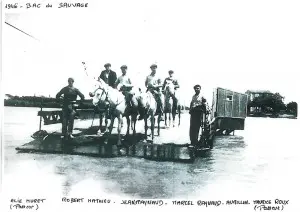 Photographie ancienne du bac du Sauvage