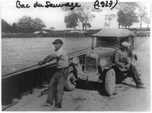 Photographie ancienne du bac du Sauvage sur le Petit-Rhône